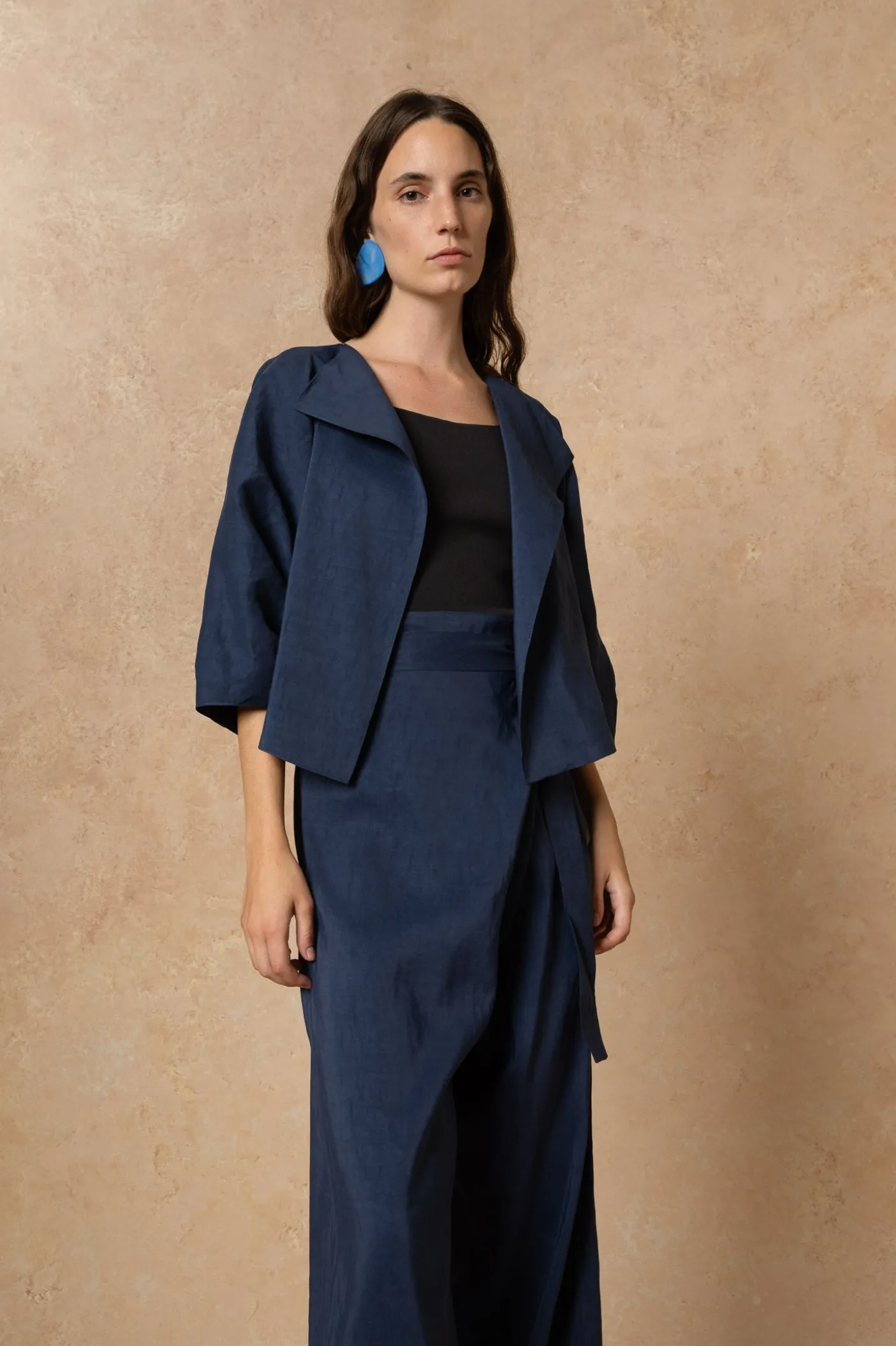 Arco, chaqueta en lino y cupro azul intenso
