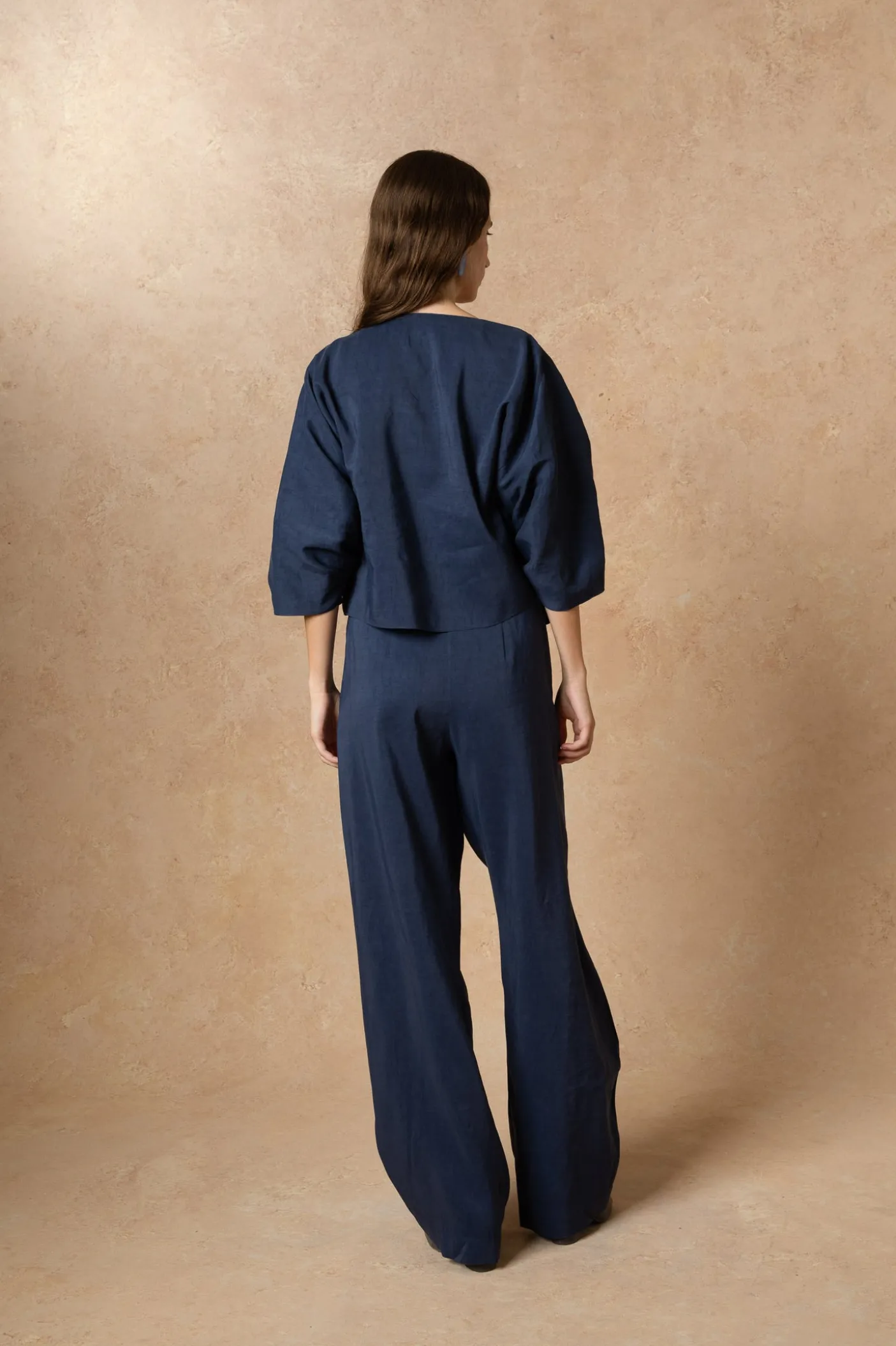Arco, chaqueta en lino y cupro azul intenso