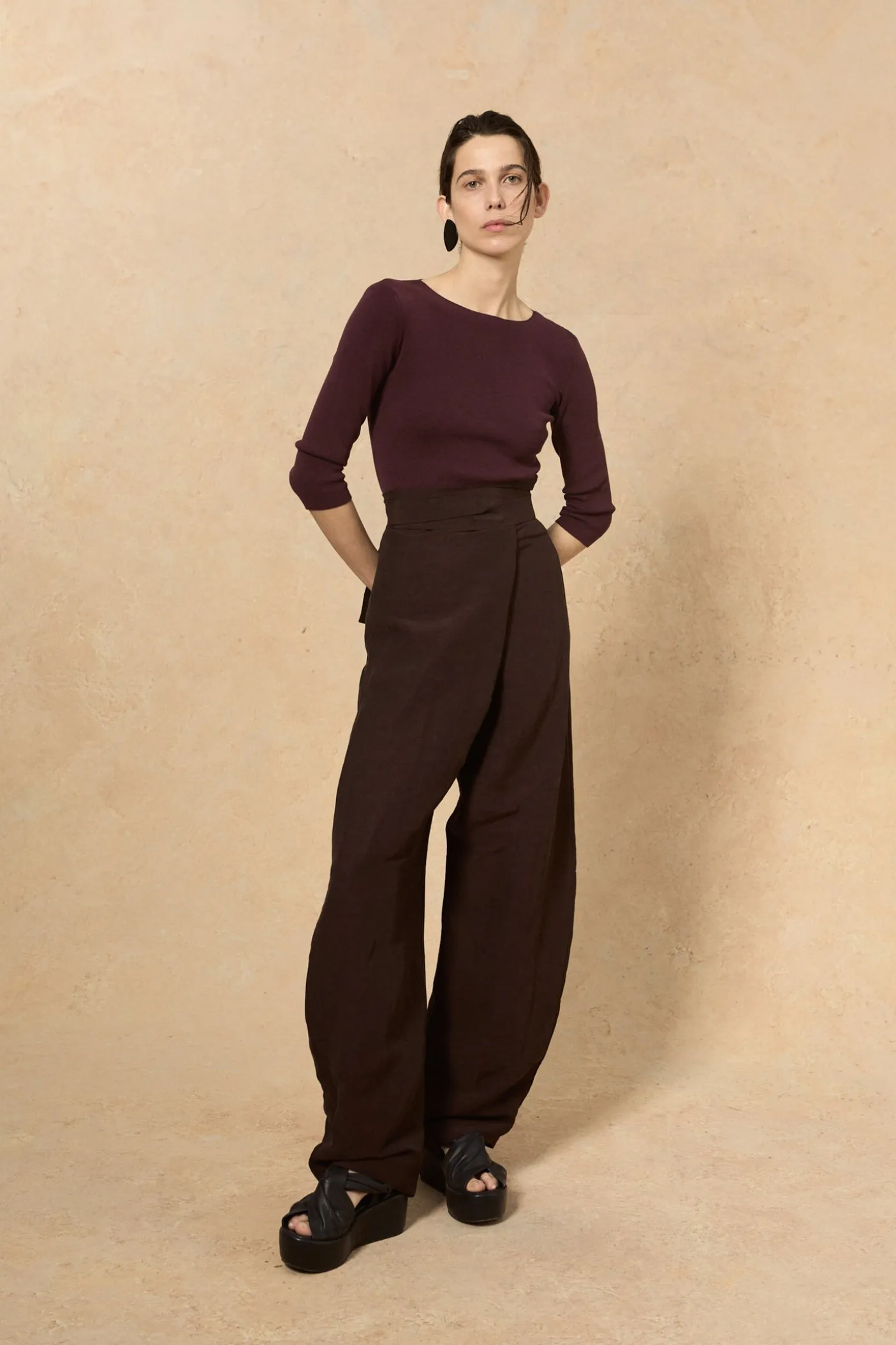 Arco, pantalon en lino y cupro burdeos