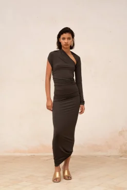 Babar, vestido asimetrico en cupro stretch granate
