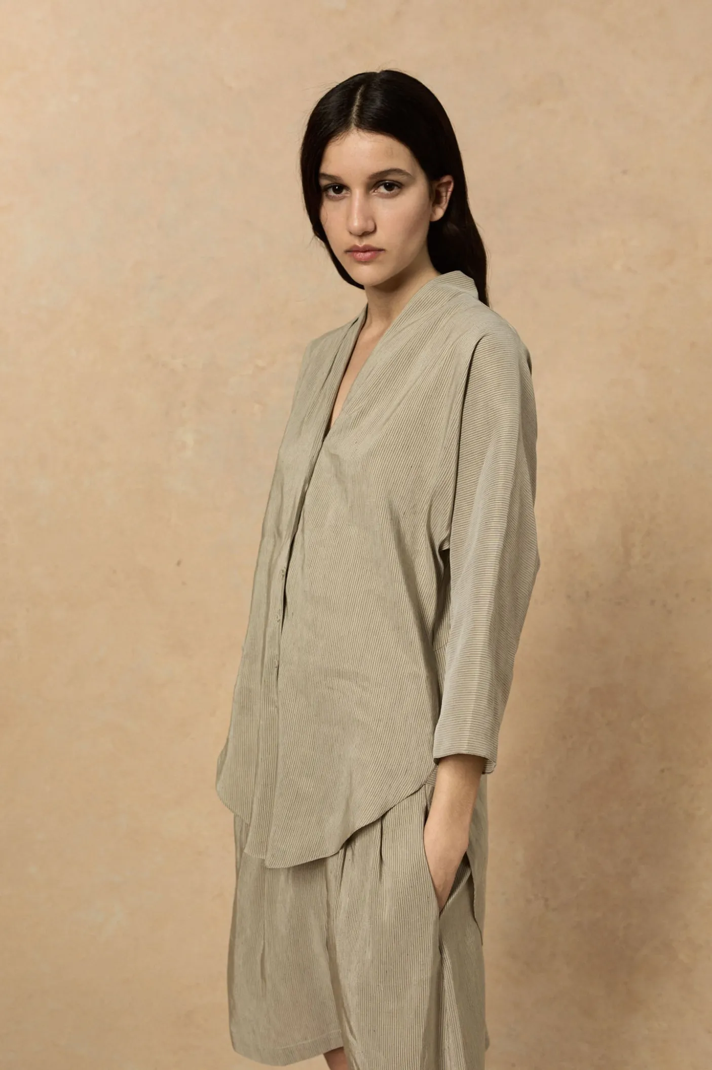 Cleo, pantalon corto en lino y seda a rayas verdes
