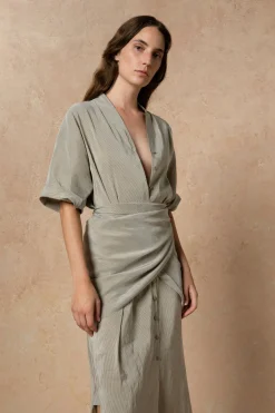 Cleo, vestido en lino y seda a rayas verdes
