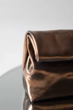 Delhi S, clutch de cuero bronce oscuro