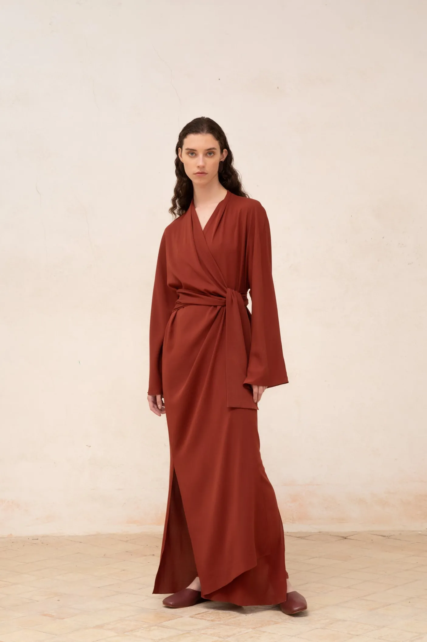 Edda, vestido largo en seda stretch granate
