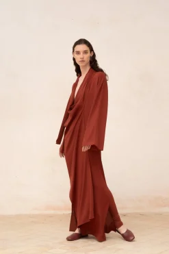Edda, vestido largo en seda stretch granate