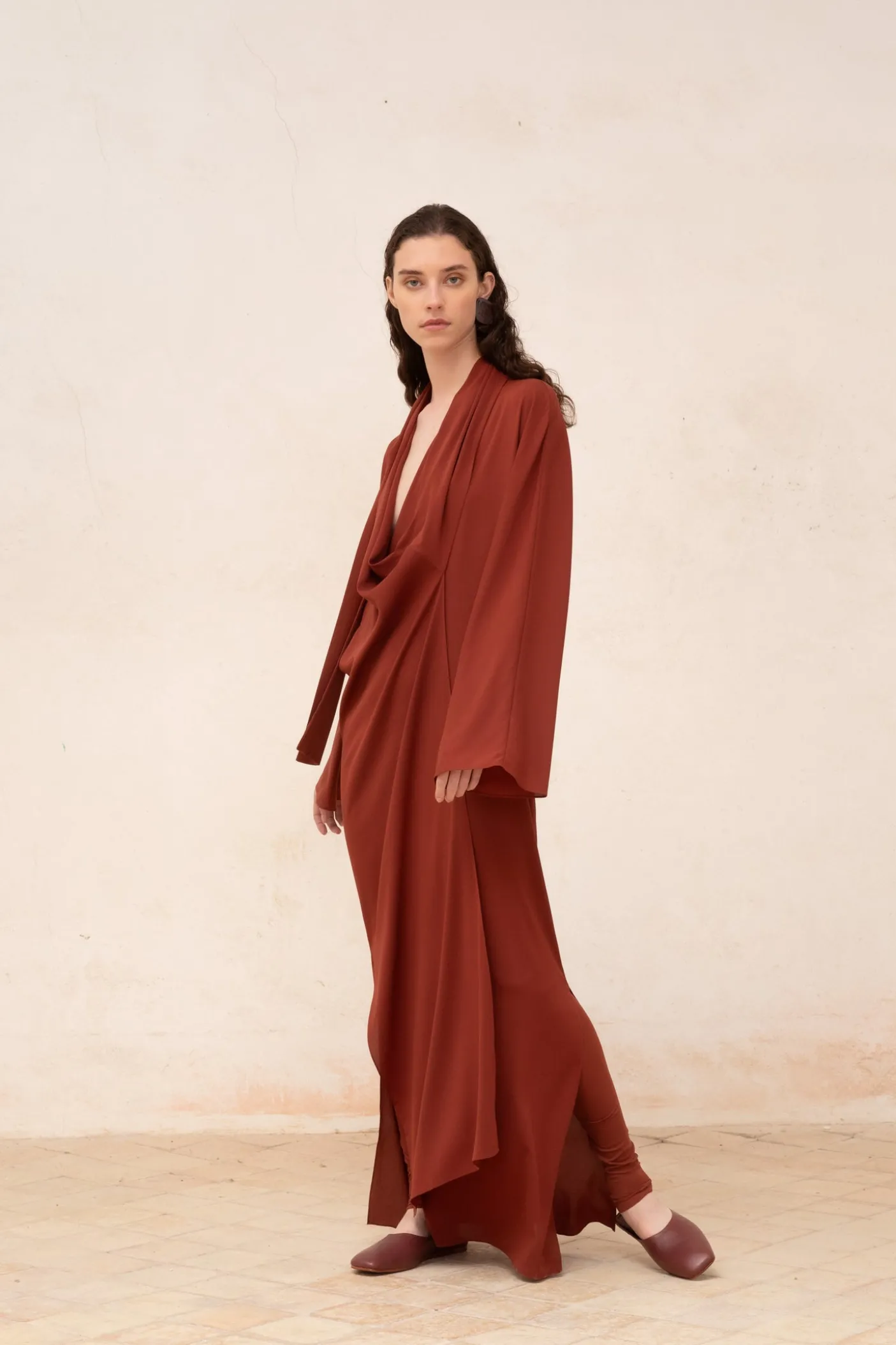 Edda, vestido largo en seda stretch granate