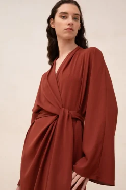 Edda, vestido largo en seda stretch granate