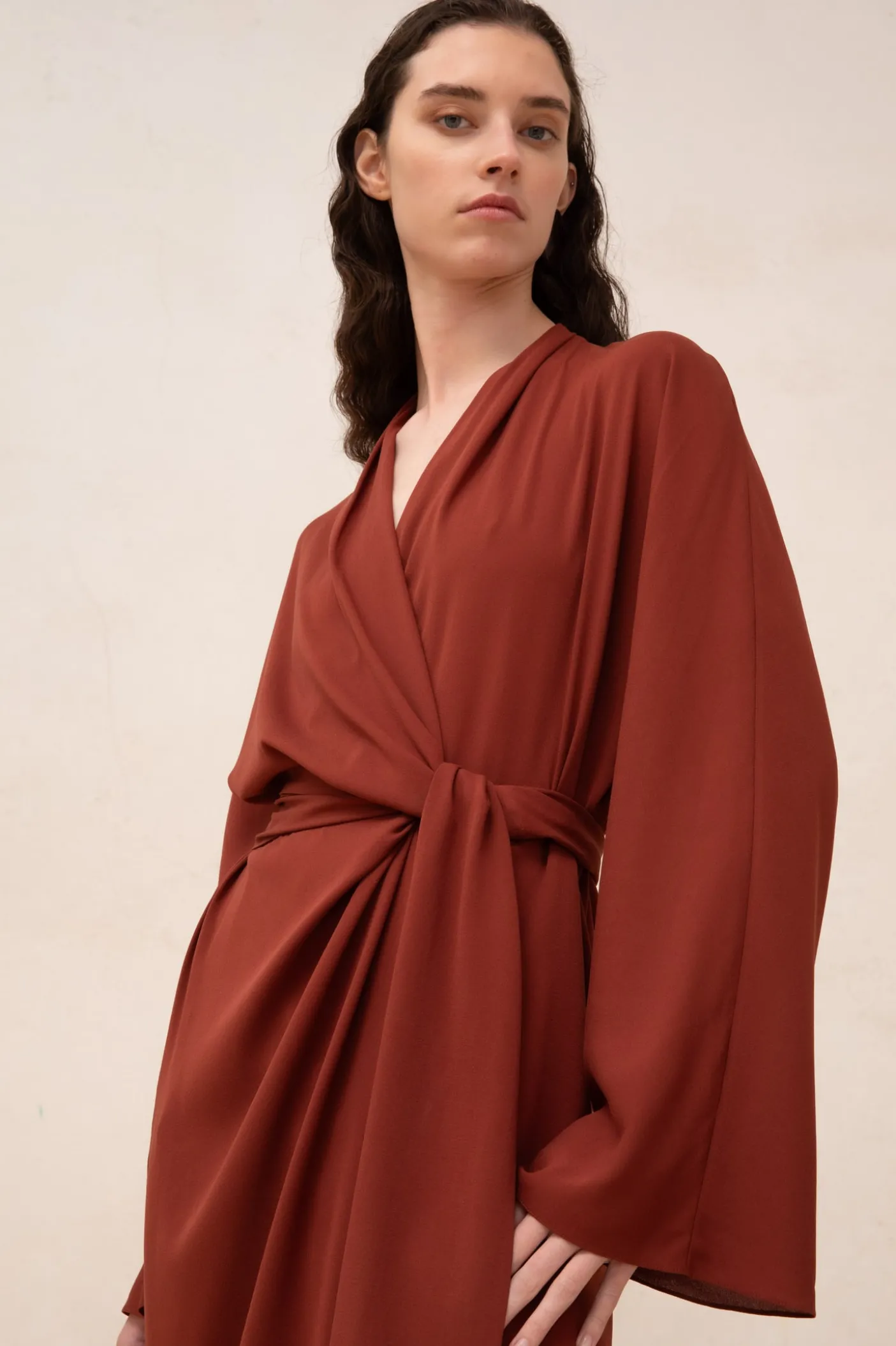 Edda, vestido largo en seda stretch granate