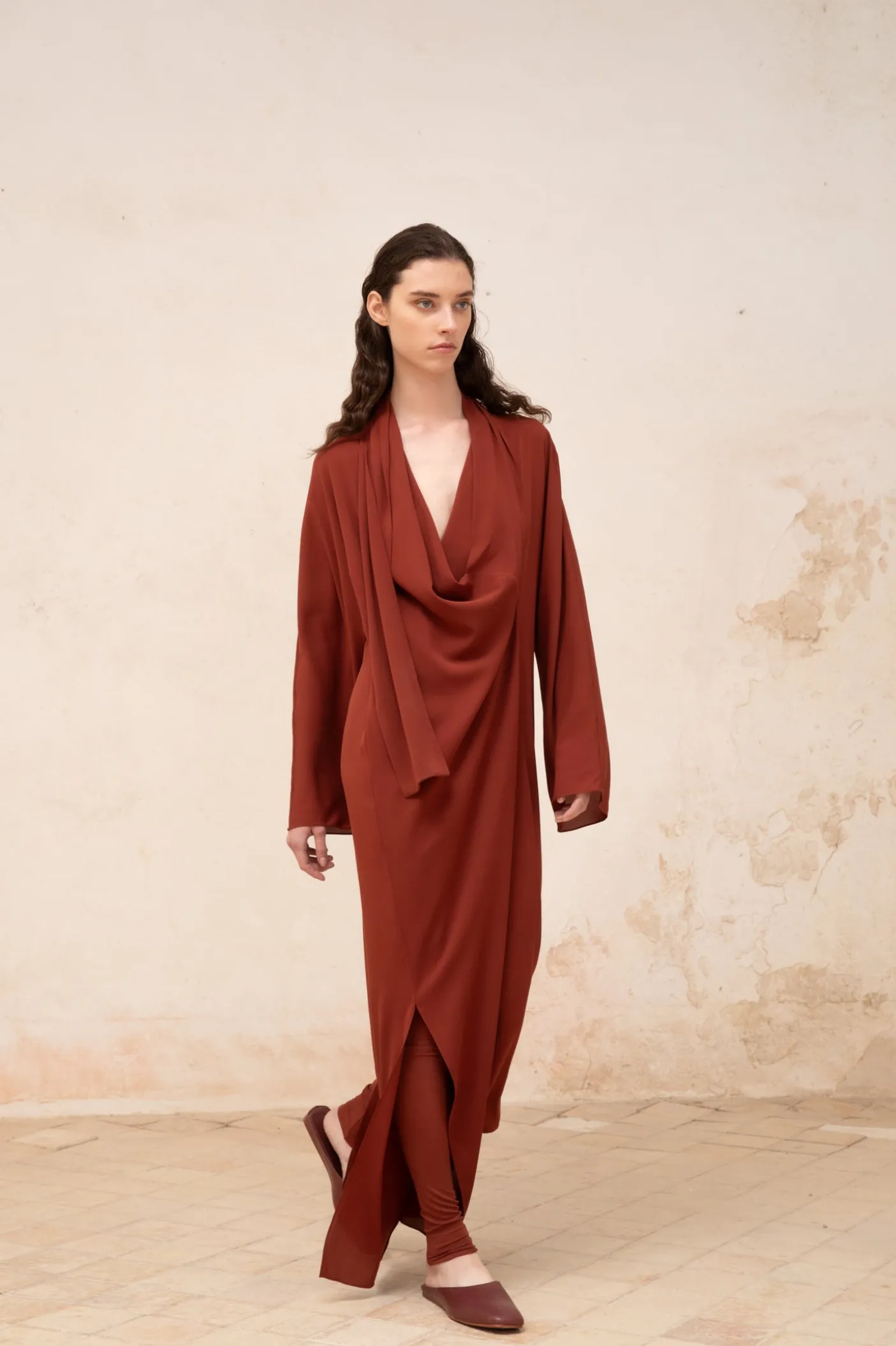 Edda, vestido largo en seda stretch granate