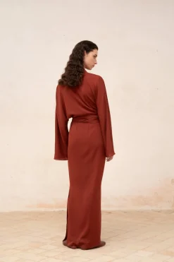 Edda, vestido largo en seda stretch granate