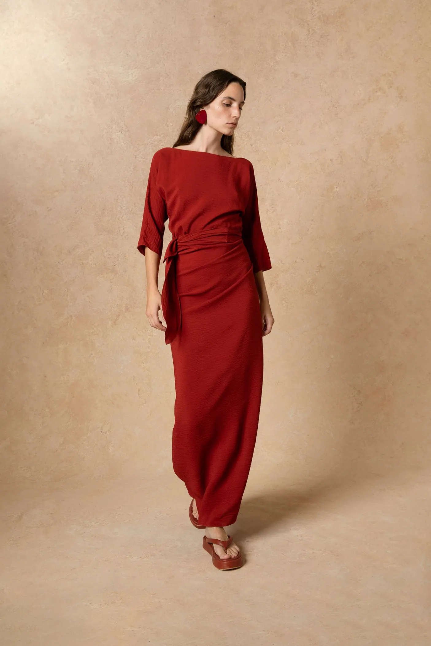 Genara, vestido en seda rojo carmin