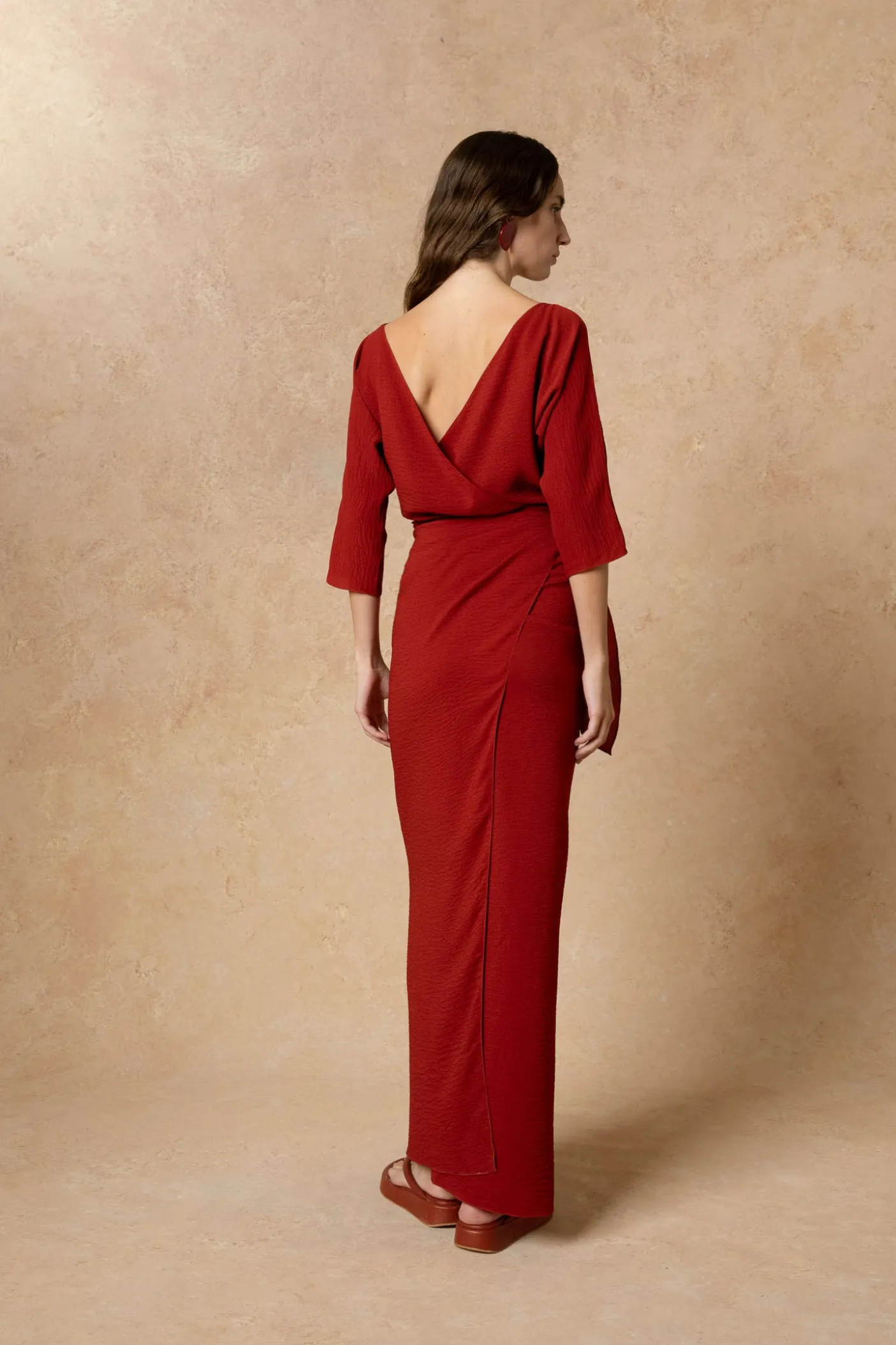 Genara, vestido en seda rojo carmin