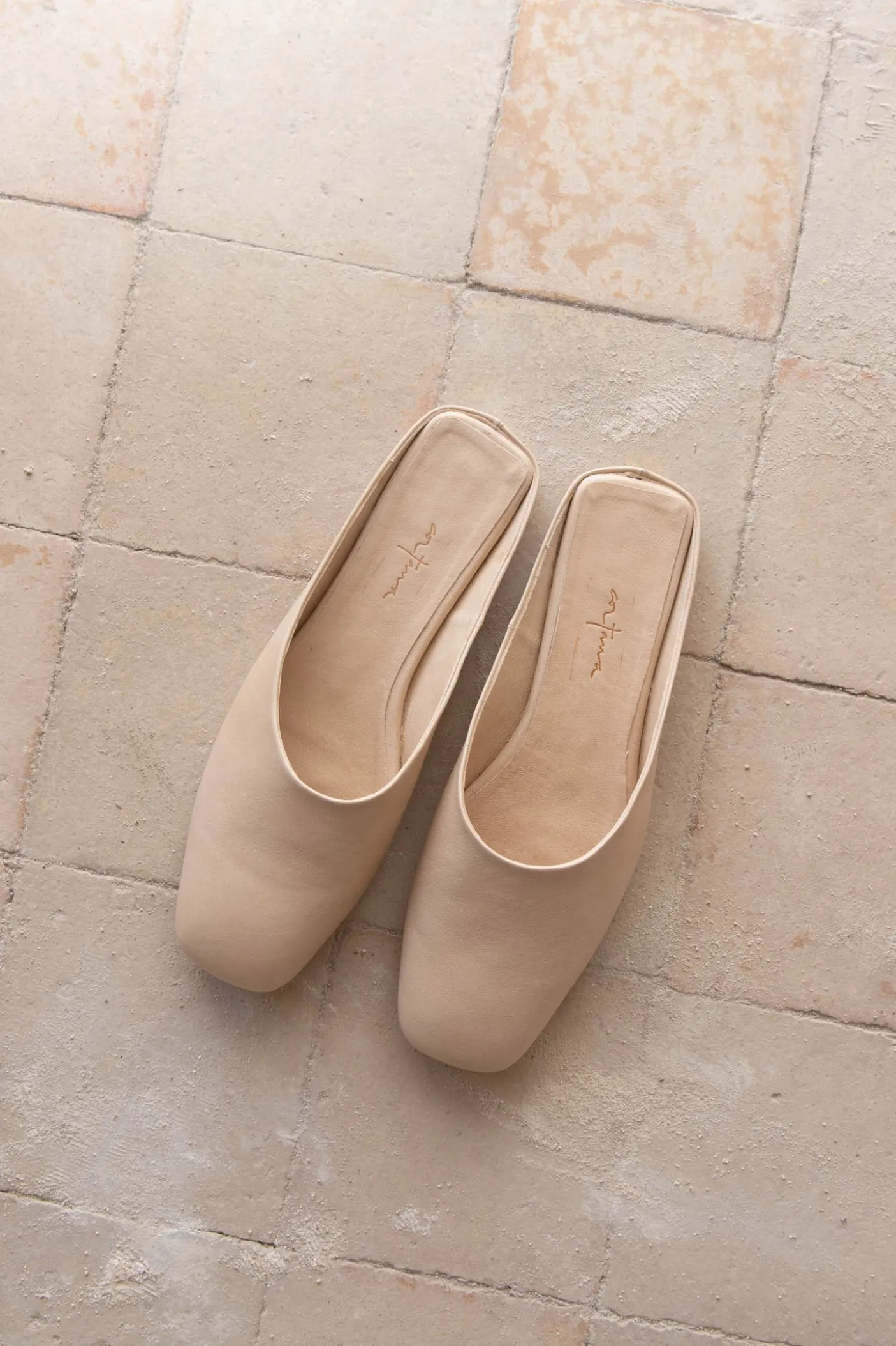 Jackie, mule en cuero beige