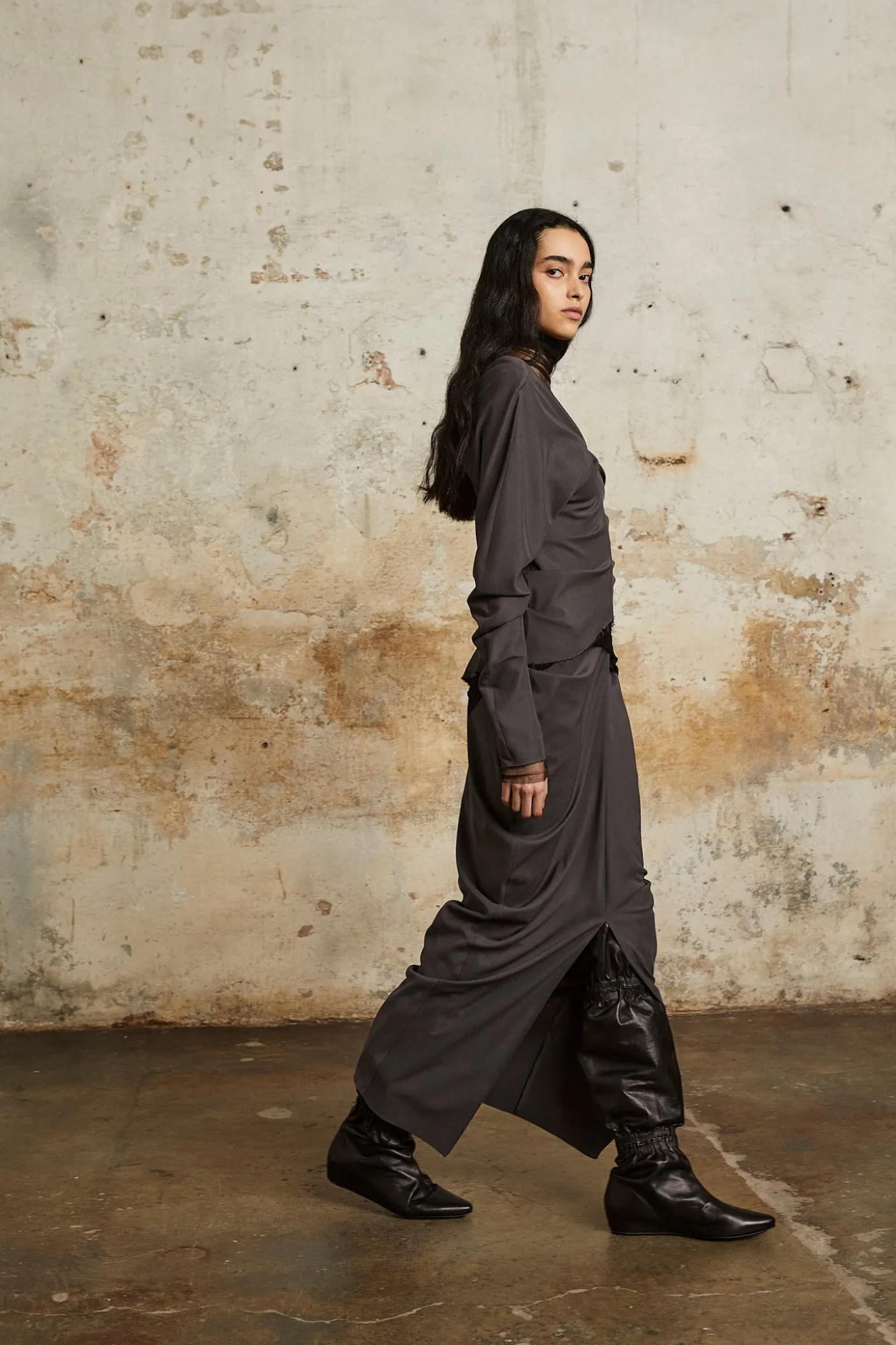 Kaz, long gray silk skirt