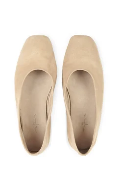Lara, bailarina de ante beige