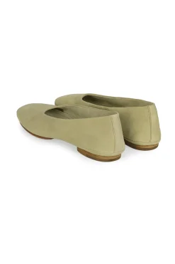Lara, bailarina de ante verde