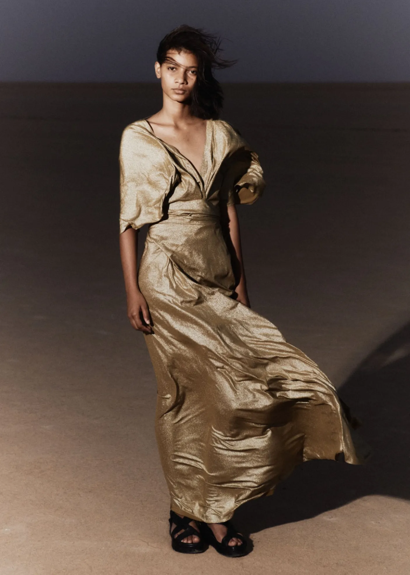 Martina, vestido en seda oro metalizado