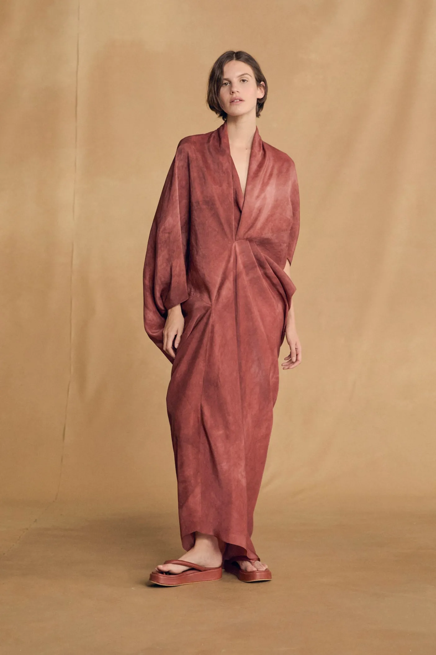 Mayu, vestido de seda rojo maltinto