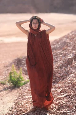 Rita, vestido largo en seda caoba