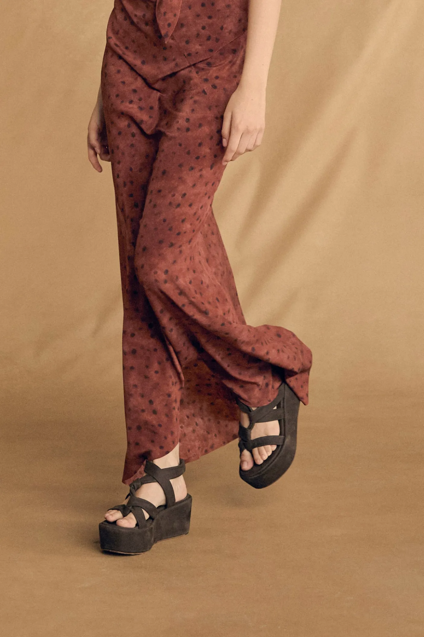 Ryo, sandalia de plataforma marron oscuro