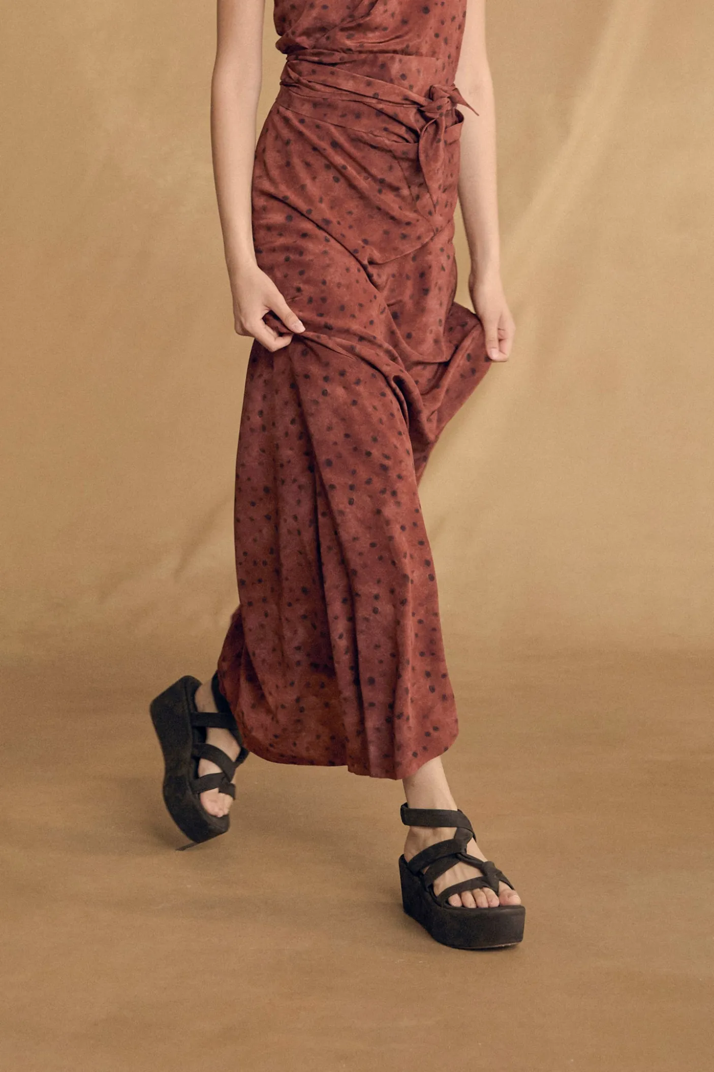 Ryo, sandalia de plataforma marron oscuro