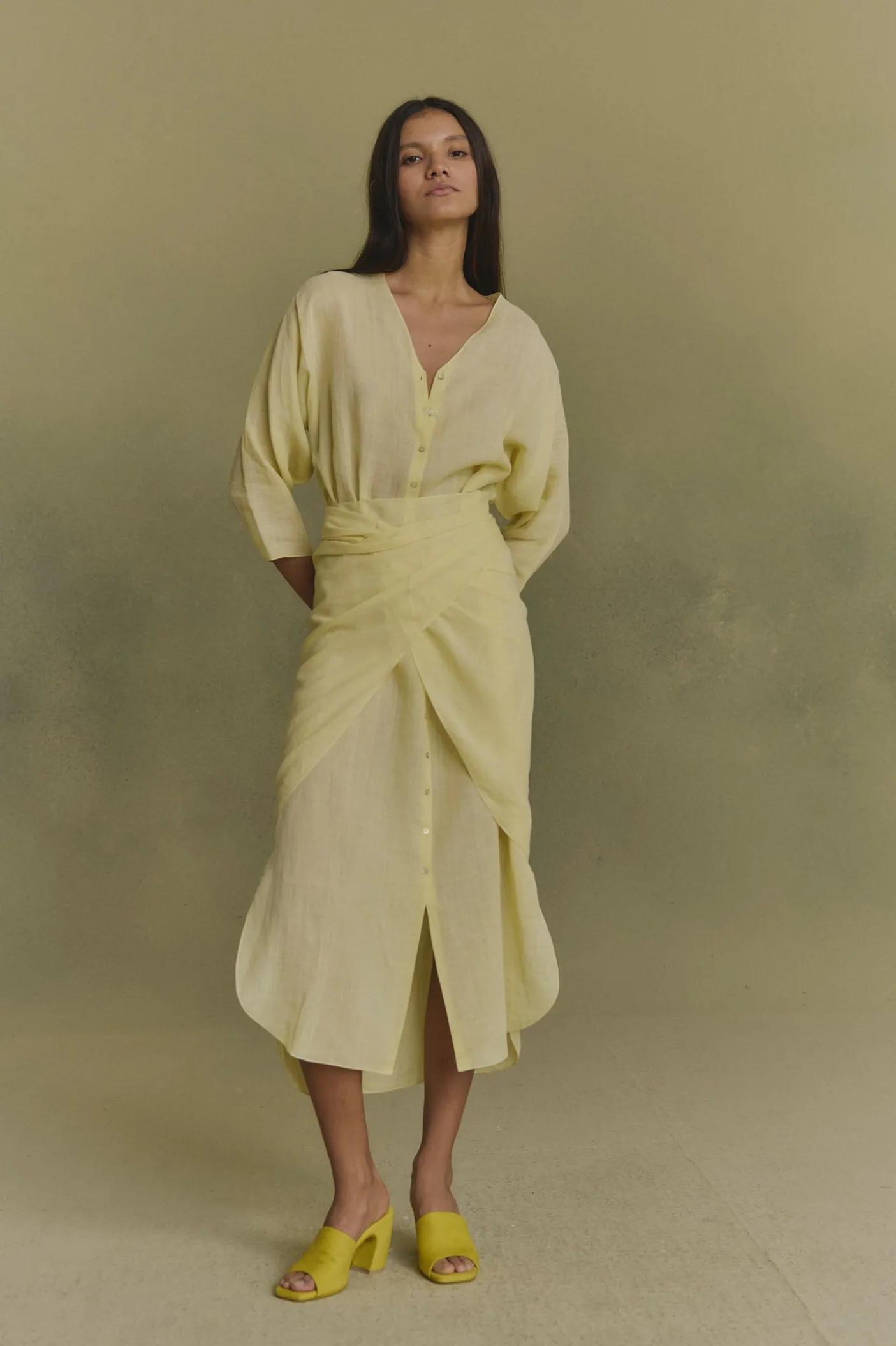 Tramonto, vestido midi de ramio amarillo claro