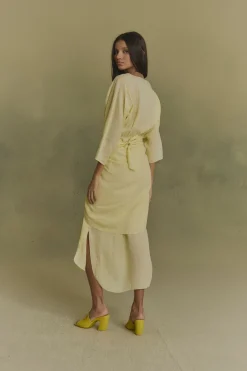 Tramonto, vestido midi de ramio amarillo claro