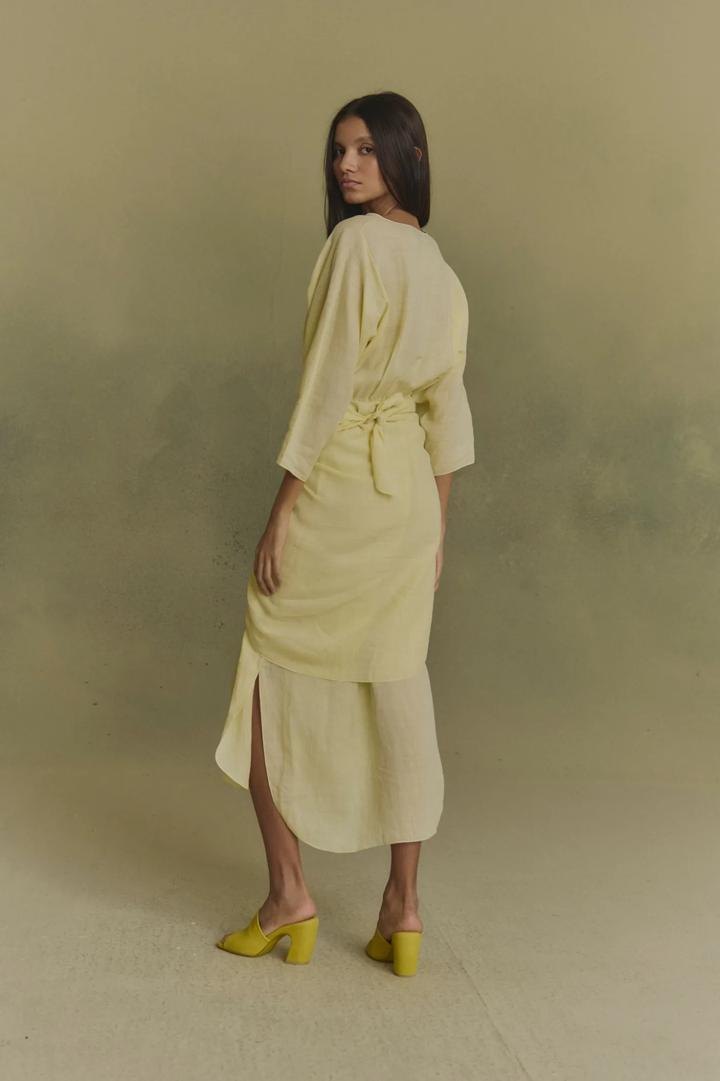 Tramonto, vestido midi de ramio amarillo claro